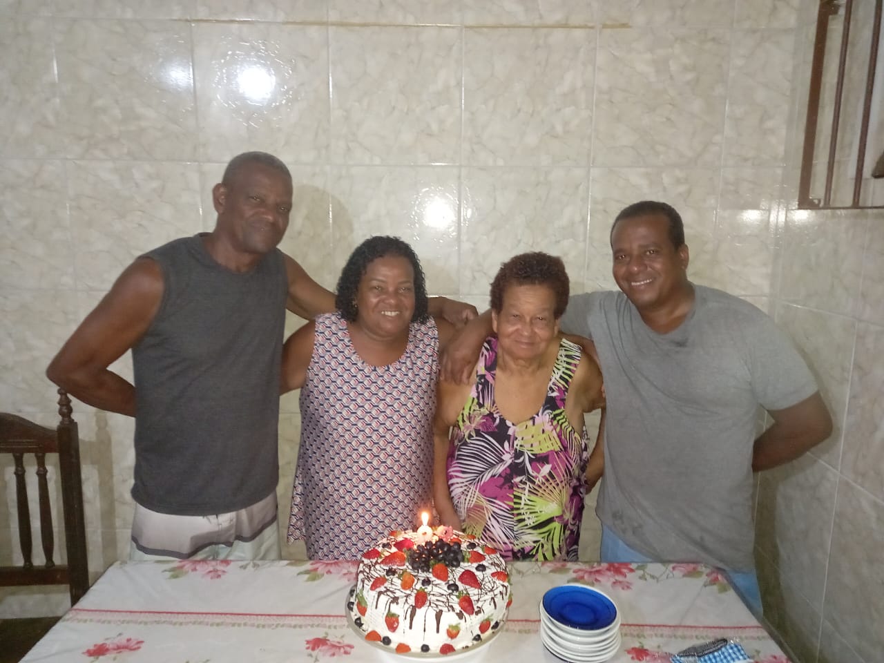 Tio, Tia, vovó, Pai (respectivamente) 
Aniversário dela